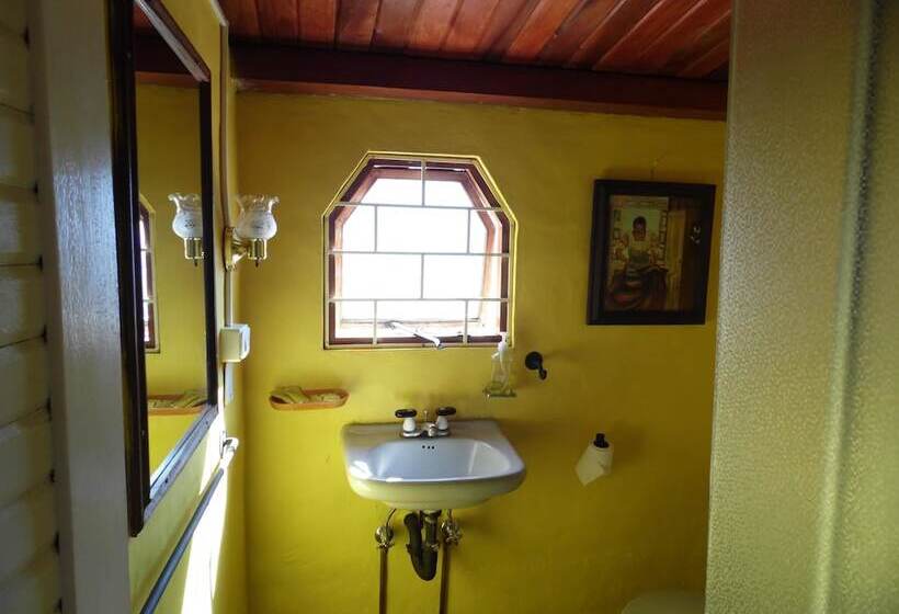 غرفة عائلية, La Casa Amarilla