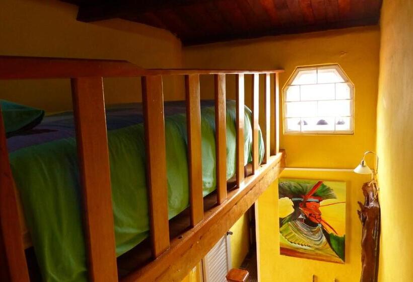 غرفة عائلية, La Casa Amarilla