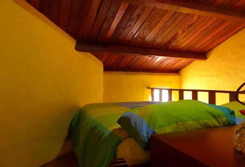 غرفة عائلية, La Casa Amarilla