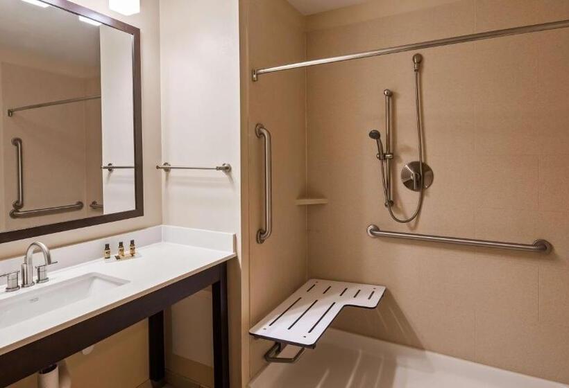 جناح لذوى الاحتياجات الخاصة, Best Western Plus Thornburg Inn & Suites