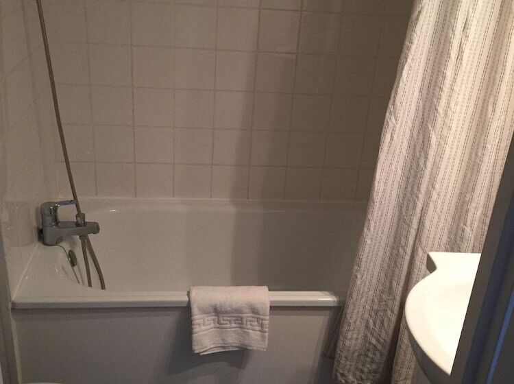 غرفة قياسية ثلاثية, Hôtel Restaurant Le Privilège Authentic By Balladins