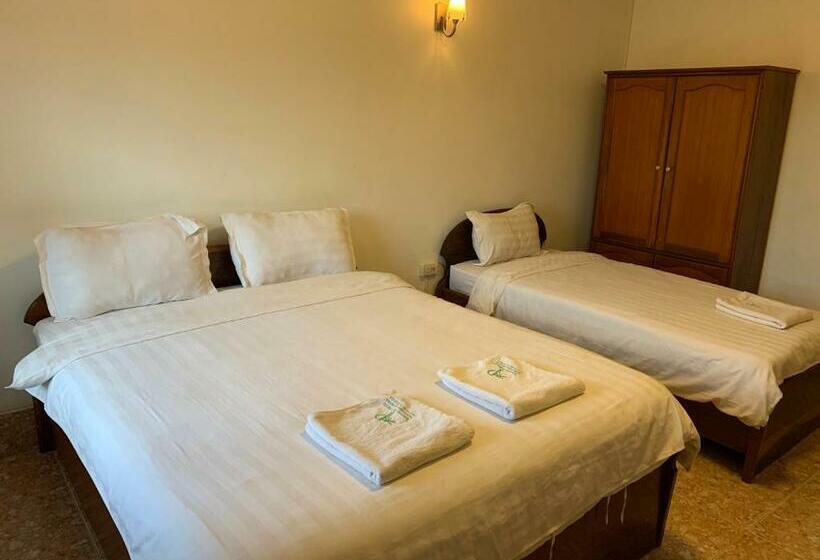 חדר סטנדרט לשלושה, Phaythavone