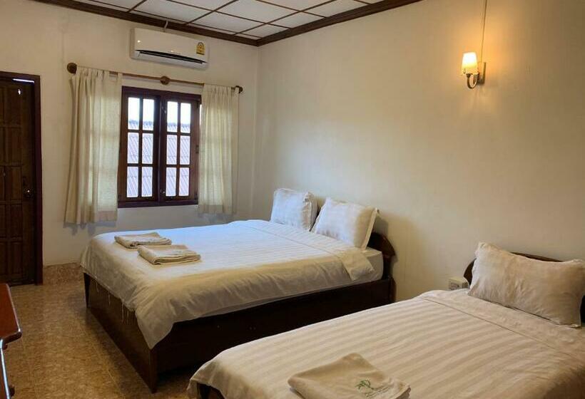 חדר סטנדרט לשלושה, Phaythavone