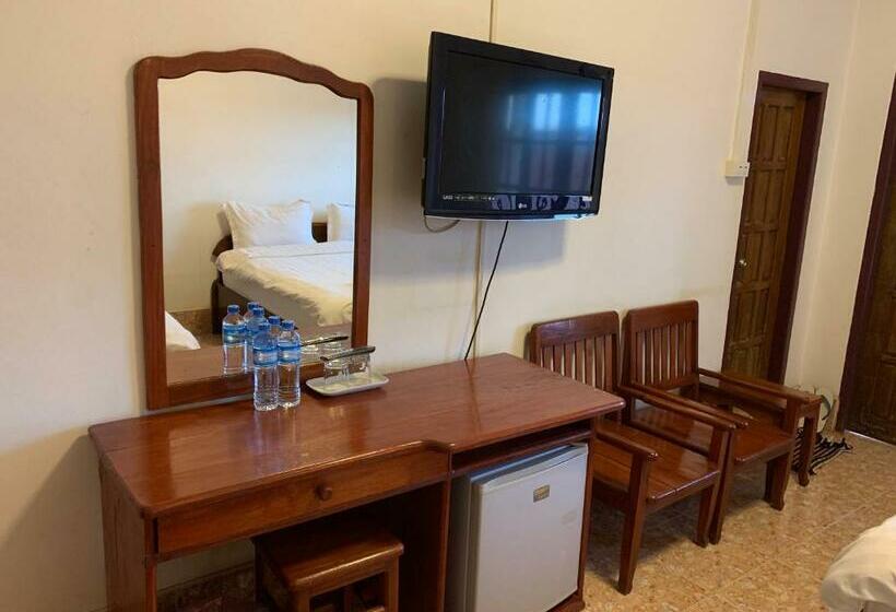 חדר סטנדרט לשלושה, Phaythavone