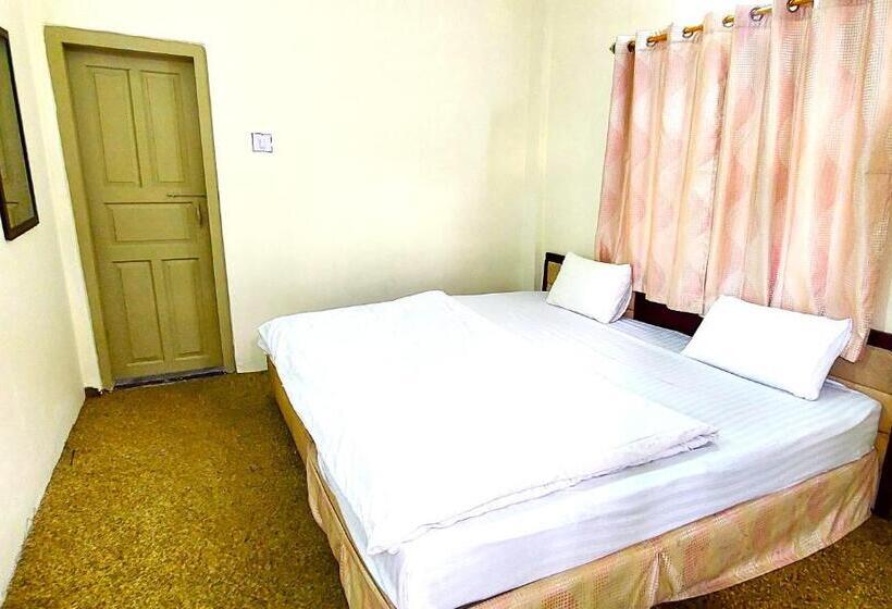 اتاق لوکس, Raahi Hotel City Site Gilgit