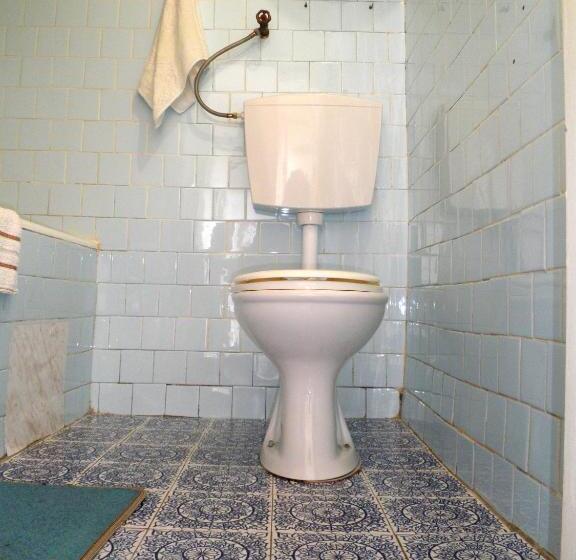 اتاق یک تخته با چشم‌انداز باغ, Central Rustic House