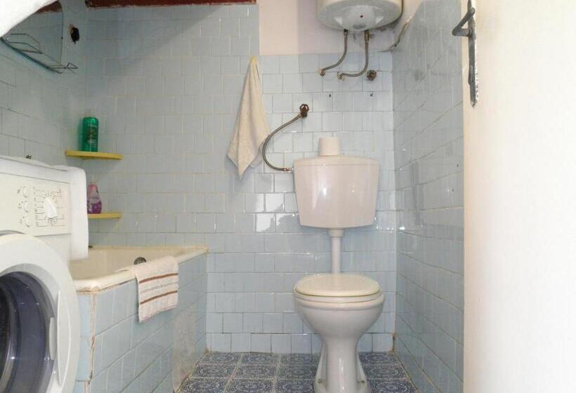 اتاق یک تخته با چشم‌انداز باغ, Central Rustic House