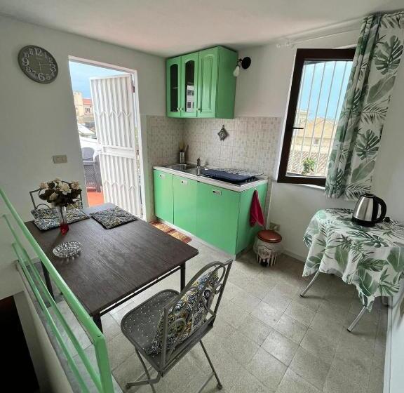 اتاق اکونومی, Mille Lire Peppe S Home