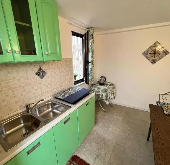 اتاق اکونومی, Mille Lire Peppe S Home