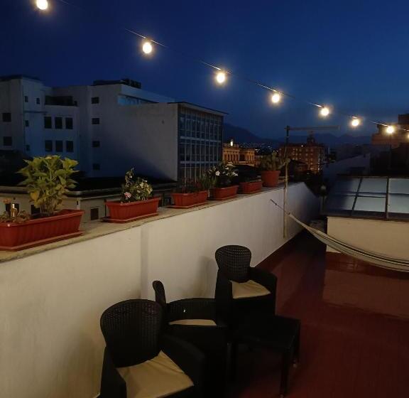 اتاق اکونومی, Mille Lire Peppe S Home