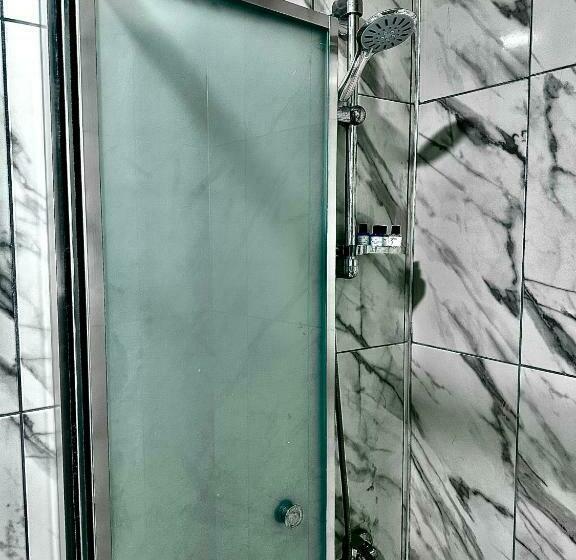 غرفة قياسية ثلاثية, Alaca Suit