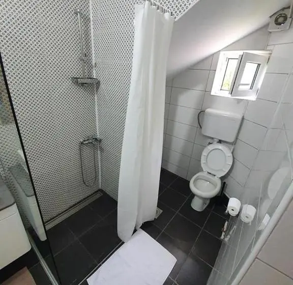 اتاق استاندارد سه تخته با بالکن, Studio Vik