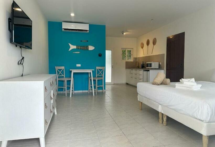 Deluxe Suite King Bed, Merakii Seaview Escape Curacao