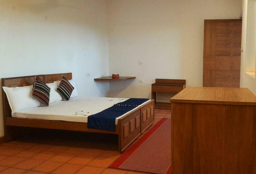 스탠다드 룸 킹사이즈 침대, Niraamaya Retreats Vaidekam, Kannur