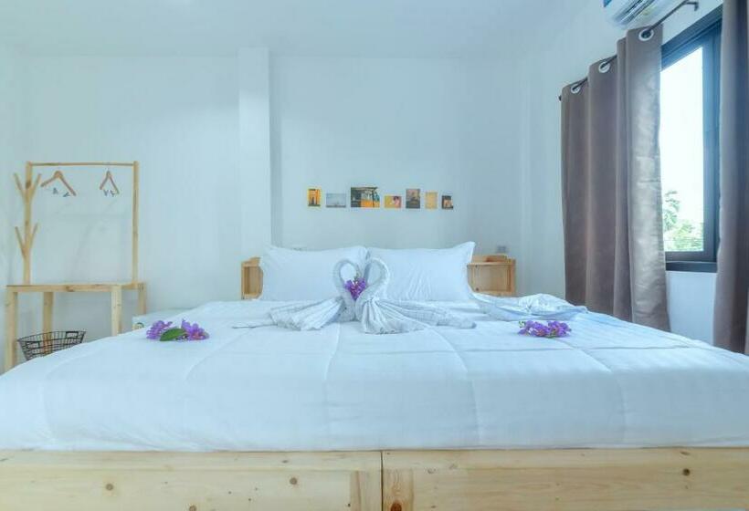 Camera Familiare Deluxe, Phanomrung Hostel & Linn Chan Cafe พนมรุ้ง โฮส์เทล แอนด์ ลิณณ์จัง คาเฟ่