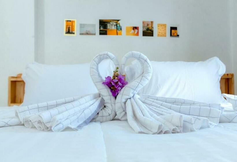 Quarto deluxe, Phanomrung Hostel & Linn Chan Cafe พนมรุ้ง โฮส์เทล แอนด์ ลิณณ์จัง คาเฟ่