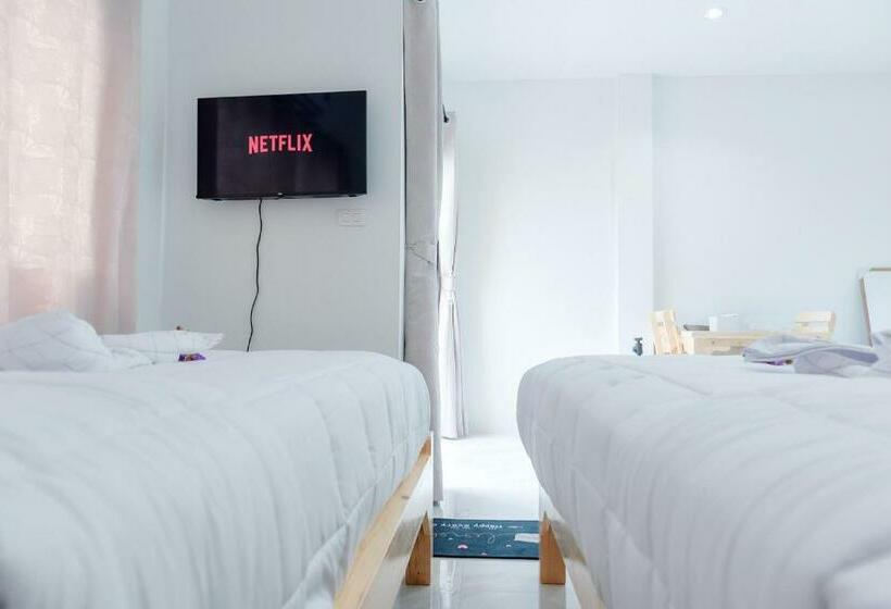 Quarto deluxe, Phanomrung Hostel & Linn Chan Cafe พนมรุ้ง โฮส์เทล แอนด์ ลิณณ์จัง คาเฟ่