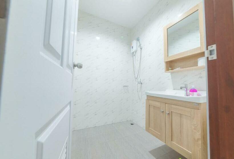 Quarto deluxe, Phanomrung Hostel & Linn Chan Cafe พนมรุ้ง โฮส์เทล แอนด์ ลิณณ์จัง คาเฟ่