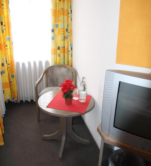 Quarto deluxe, Am Schloss Neuenstein