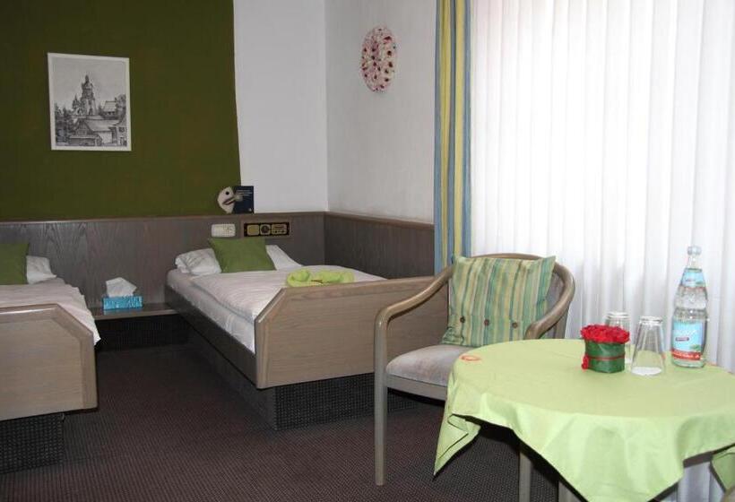 Quarto deluxe, Am Schloss Neuenstein