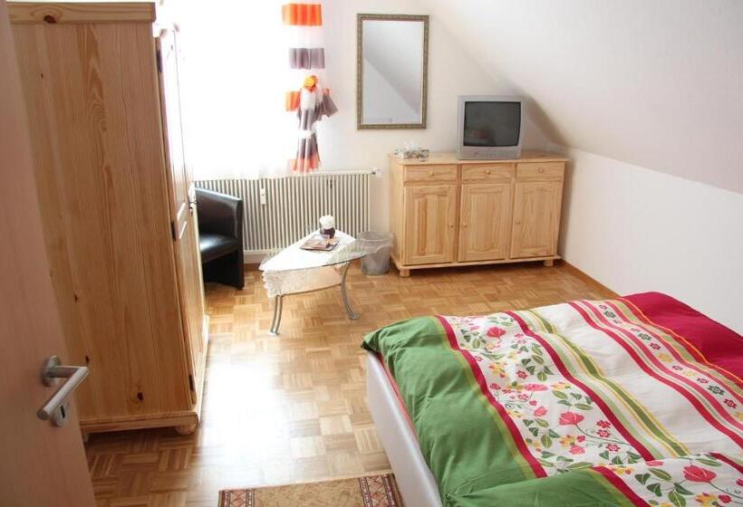 Quarto Standard Casa de Banho Partilhada, Am Schloss Neuenstein