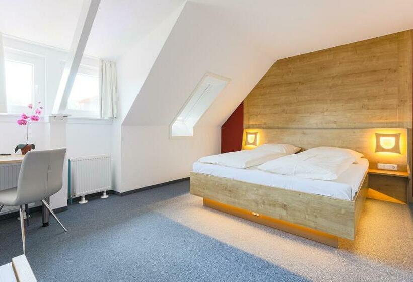 컴포트 룸, Eydt Kirchheim