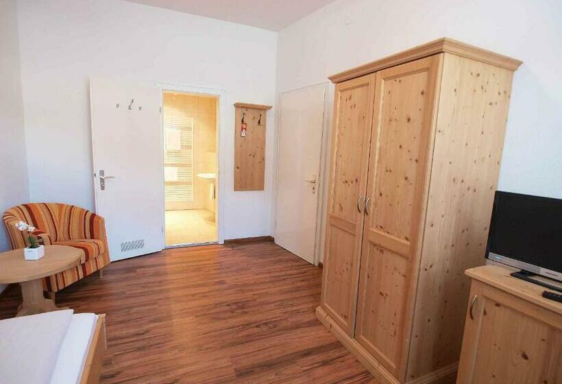 غرفة قياسية ثلاثية, Klosterhof