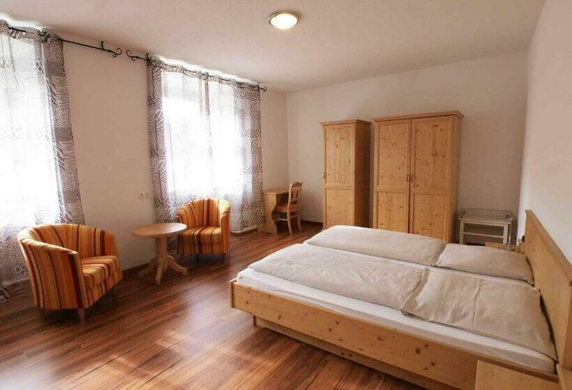 غرفة قياسية ثلاثية, Klosterhof