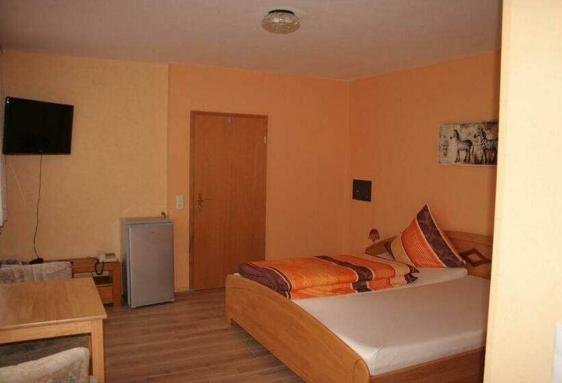 חדר סטנדרט, Michaela