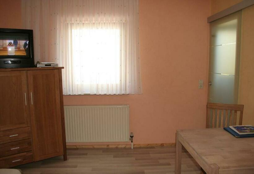 חדר יחיד נוף לגינה, Michaela