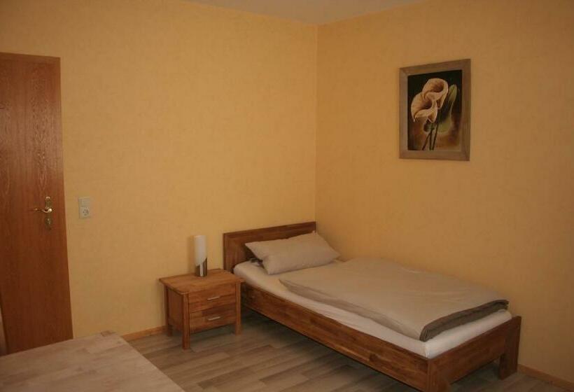 חדר יחיד נוף לגינה, Michaela