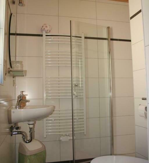 חדר יחיד נוף לגינה, Michaela