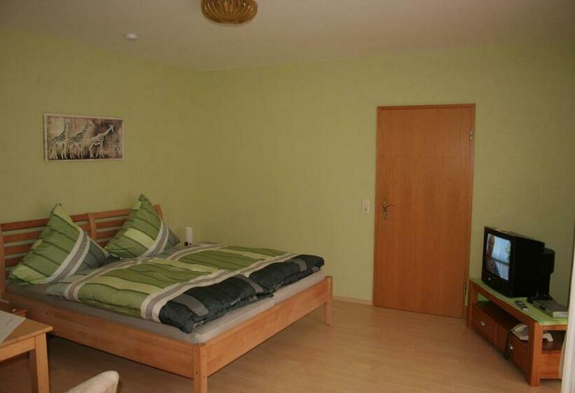 חדר סטנדרט, Michaela