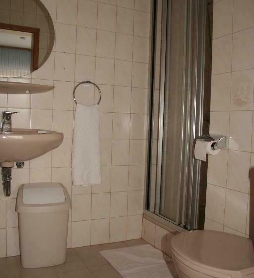 חדר סטנדרט, Michaela