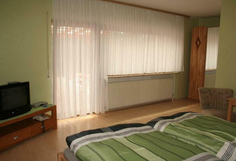 חדר סטנדרט, Michaela