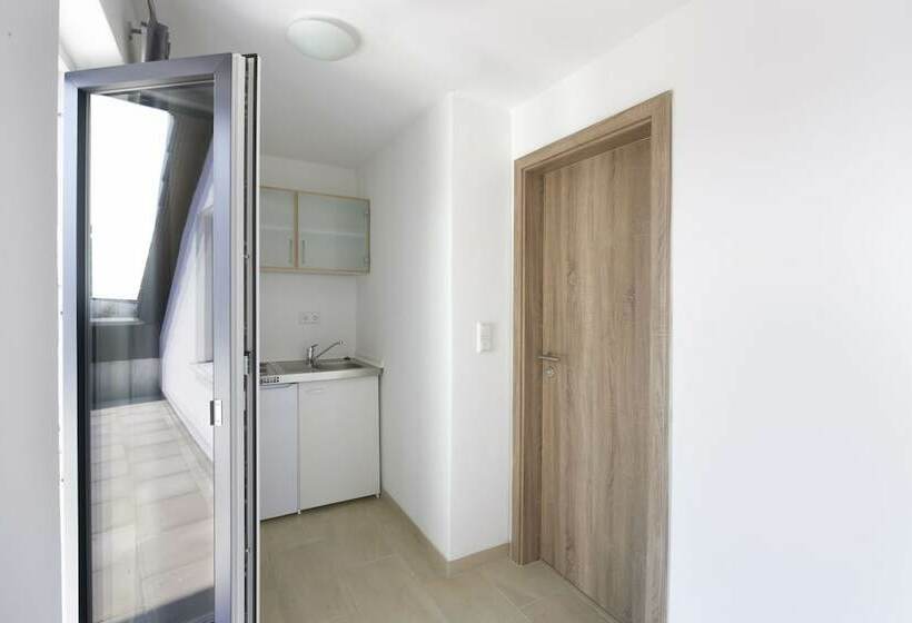 غرفة قياسية, New In