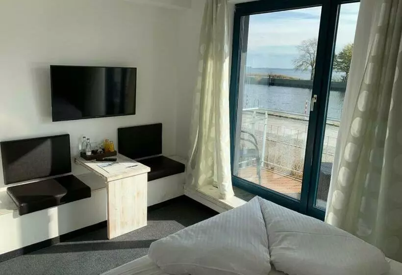 Standard Single Room with Balcony, & Restaurant Utkiek