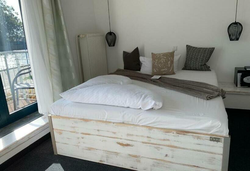Standard Single Room with Balcony, & Restaurant Utkiek