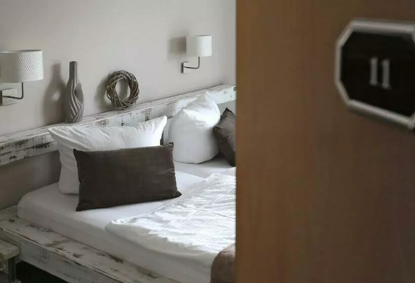 Standard Single Room with Balcony, & Restaurant Utkiek