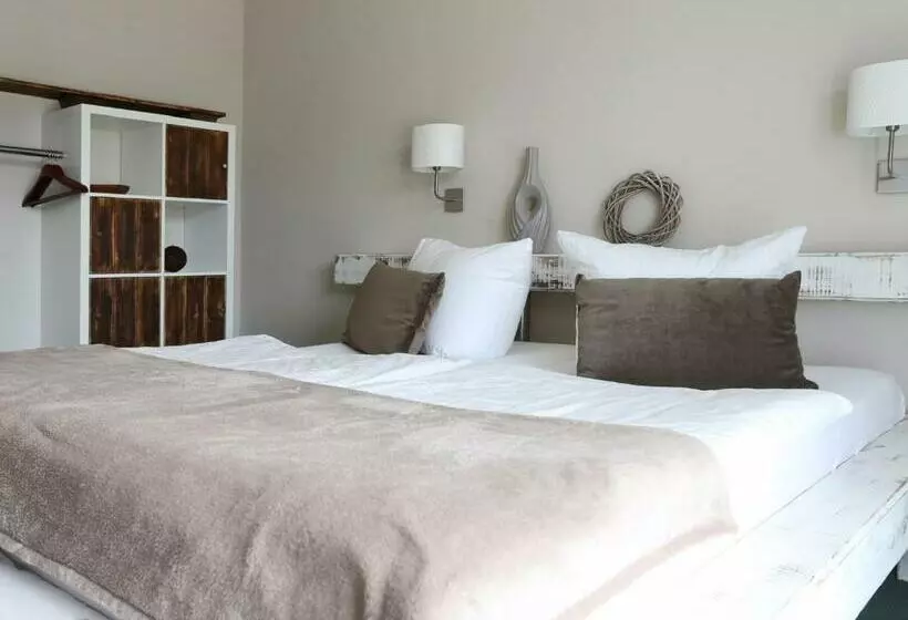 Standard Single Room with Balcony, & Restaurant Utkiek