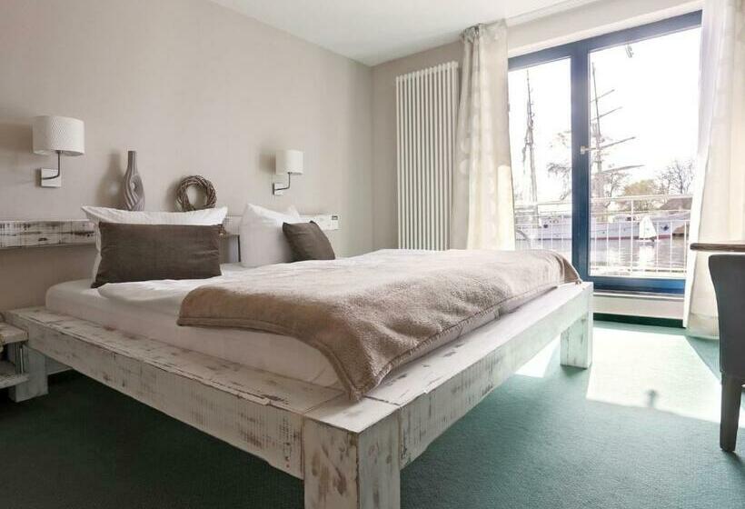 Standard Single Room with Balcony, & Restaurant Utkiek