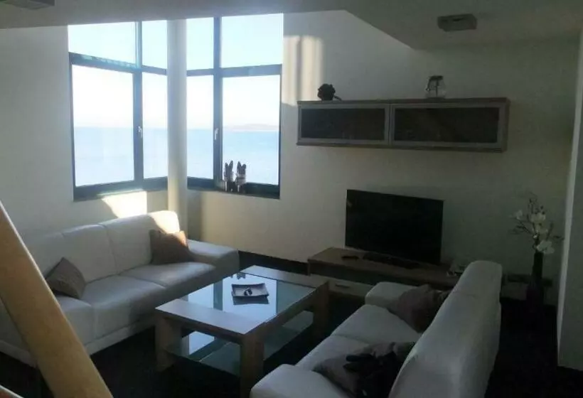 Family Room, & Restaurant Utkiek