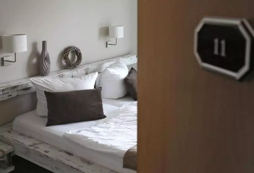 Standard Room, & Restaurant Utkiek