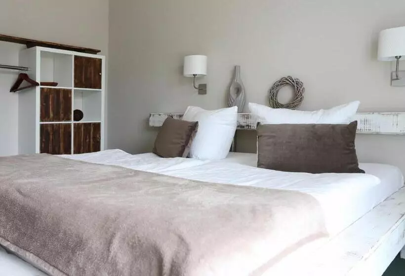 Standard Room, & Restaurant Utkiek