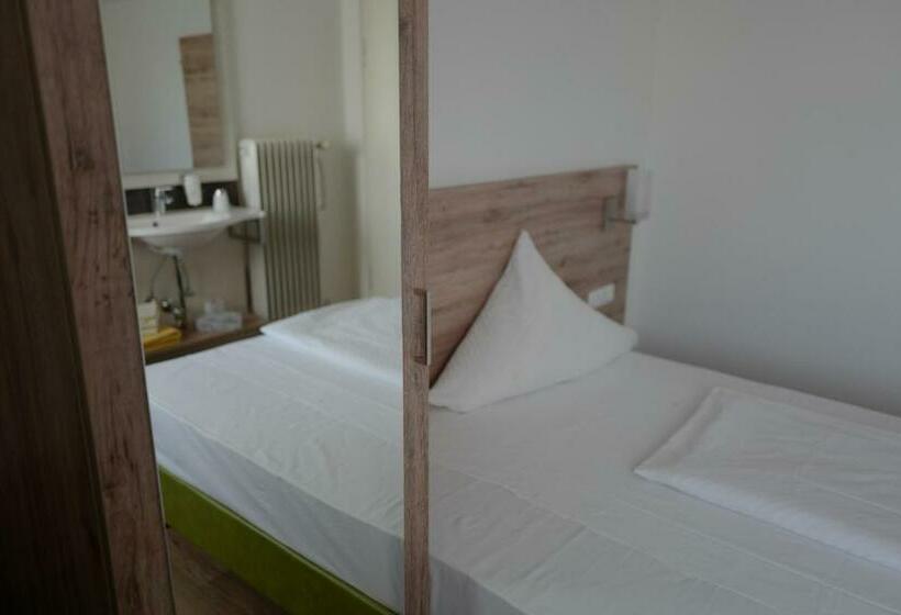 اتاق اکونومی یک تخته, Stern