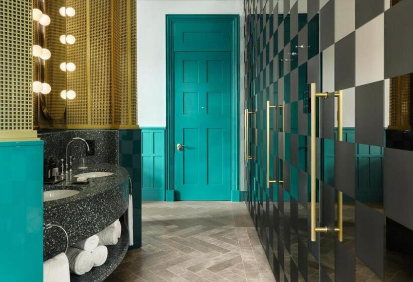 带大床的套房, W Budapest