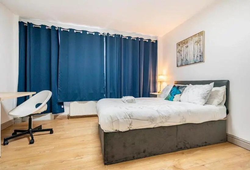 Standard-huone Jaettu Kylpyhuone, Double Bed Room In Flat Near Birmingham City Centre