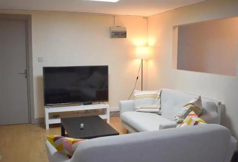 Standard-huone Jaettu Kylpyhuone, Double Bed Room In Flat Near Birmingham City Centre