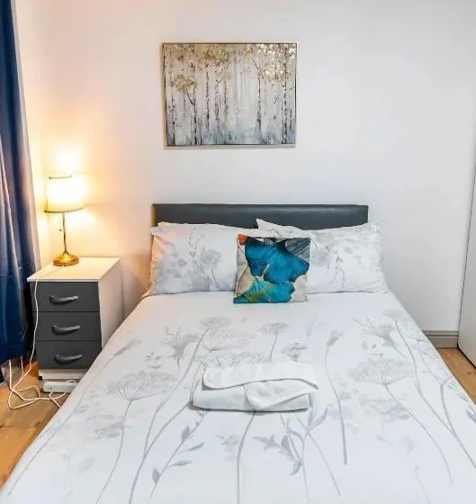 Standard-huone Jaettu Kylpyhuone, Double Bed Room In Flat Near Birmingham City Centre