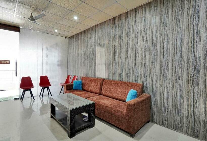Трехместный Номер Классика, Oyo Flagship 81319  Red Inn